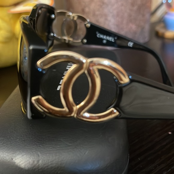 Chanel sunglasses still in good condition. - Picture 6 of 6